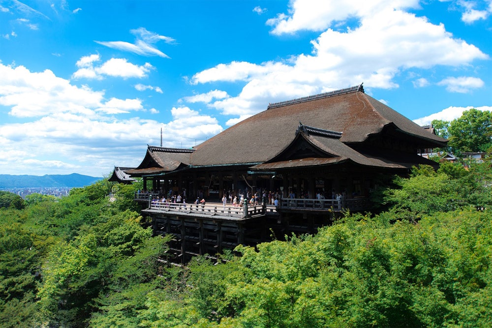 Kiyomizudera is located close to Fushimi Iniar shrine