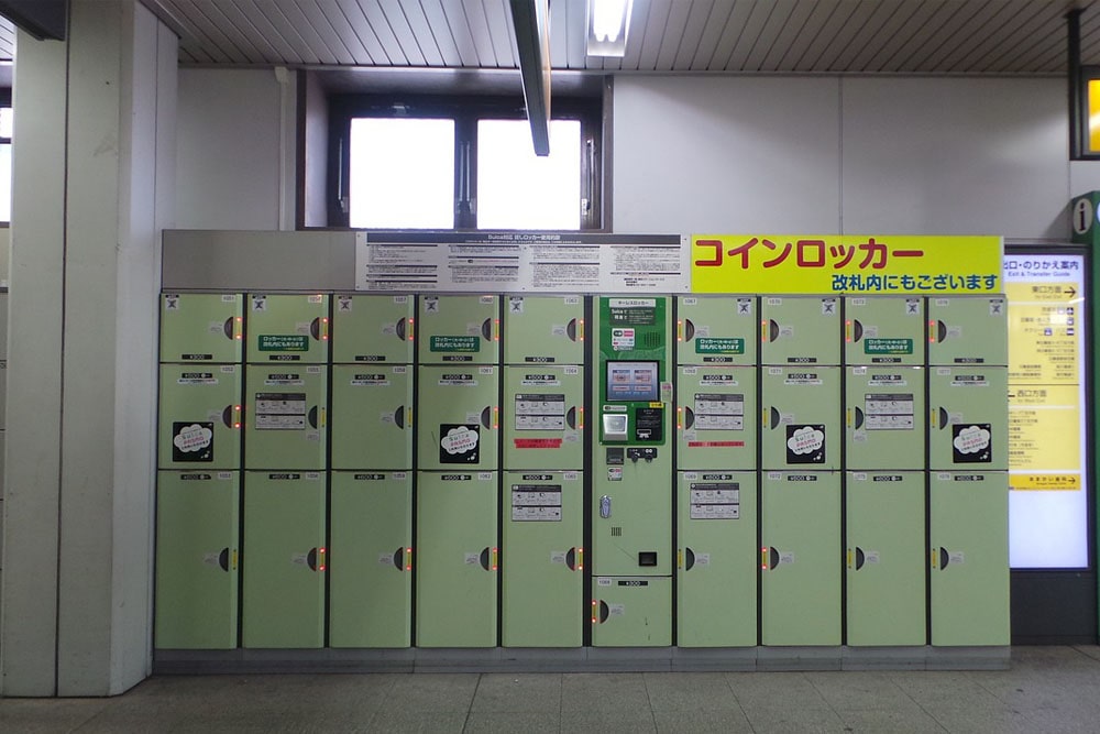 Where to store luggage in Japan is a common problem among our users. Our easiest, and most cost effective solution is to use train station coin lockers.